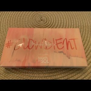Touch in Sol. ☀️ #Glowdent Makeup Palette 🎨